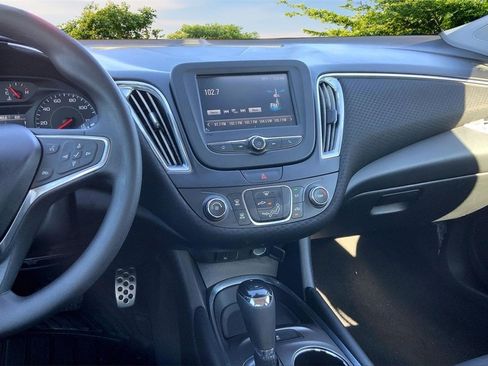 Used 2017 Chevrolet Malibu LT image 9