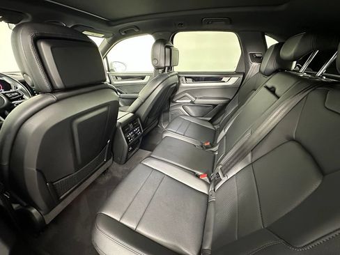 Certified 2025 Porsche Cayenne AWD/4WD image 40
