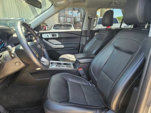 Used 2023 Ford Explorer Limited w/ Limited Technology Package RWD image 9
