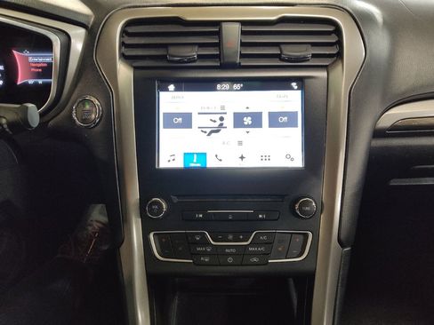 Used 2017 Ford Fusion SE w/ Fusion SE Technology Package image 25