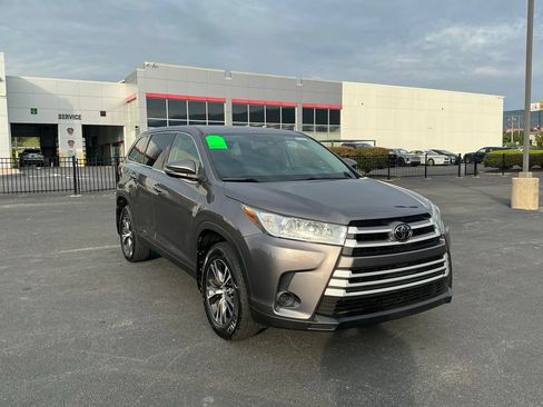 Used 2019 Toyota Highlander LE AWD/4WD image 3