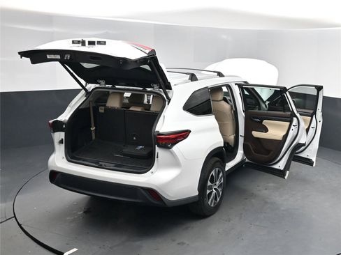 Used 2022 Toyota Highlander XLE image 17