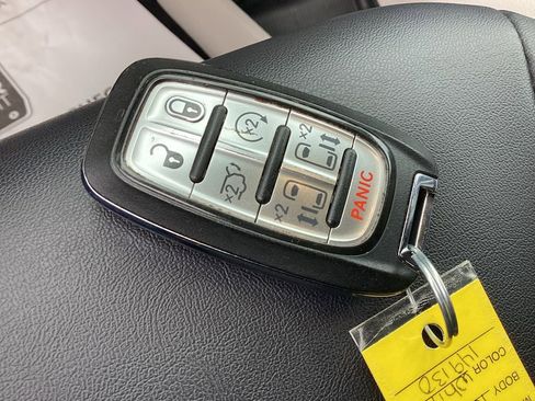 Used 2024 Chrysler Pacifica Touring-L image 31