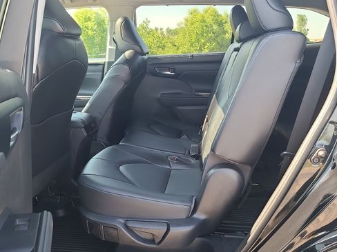 Used 2022 Toyota Highlander XLE AWD/4WD image 36