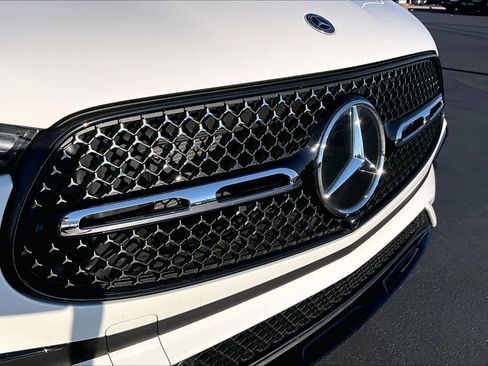 Used 2025 Mercedes-Benz GLC 300 4MATIC image 29