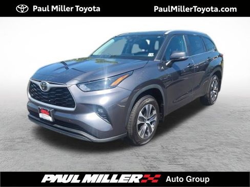 Used 2023 Toyota Highlander XLE AWD/4WD image 1
