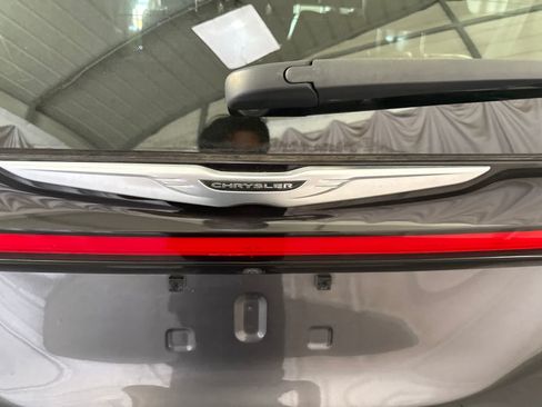 Used 2023 Chrysler Pacifica Touring-L FWD image 14