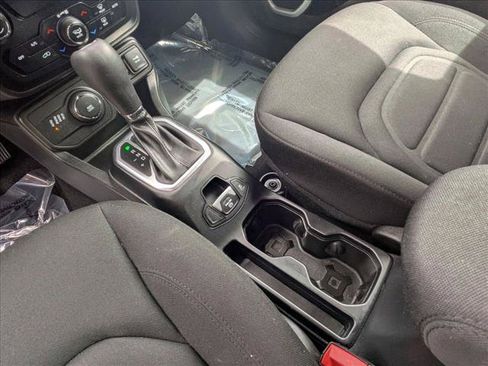 Used 2019 Jeep Renegade Latitude w/ Cold Weather Group AWD/4WD image 17