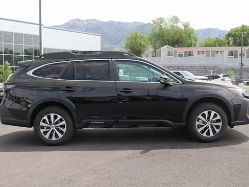 Used 2025 Subaru Outback Premium AWD/4WD image 2