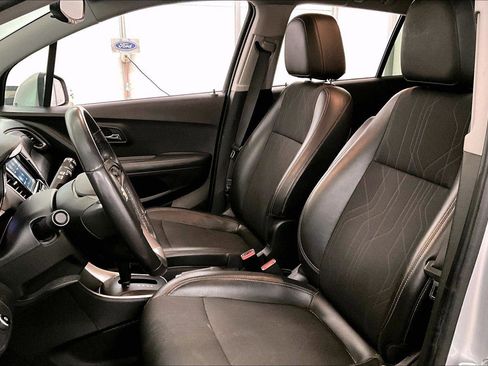 Used 2019 Chevrolet Trax LT w/ LT Convenience Package image 24