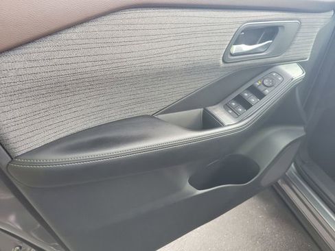 Used 2023 Nissan Rogue SV FWD image 13
