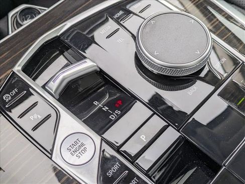 Used 2024 BMW X7 xDrive40i w/ Premium Package image 12