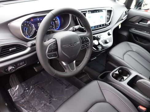 New 2026 Chrysler Pacifica Select image 11
