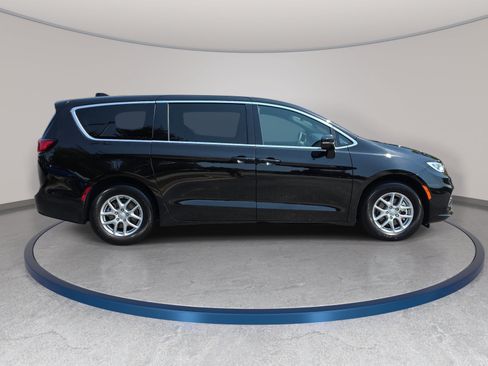 New 2026 Chrysler Pacifica Select FWD image 4