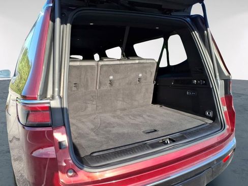 Certified 2024 Jeep Wagoneer L Series II w/ Flexible Seating Group AWD/4WD image 13