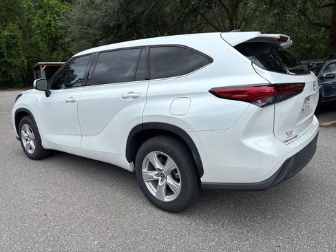 Used 2022 Toyota Highlander L FWD image 22
