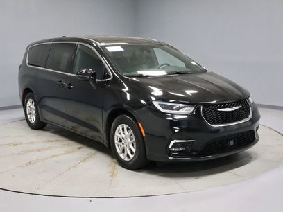 Used 2025 Chrysler Pacifica Select
