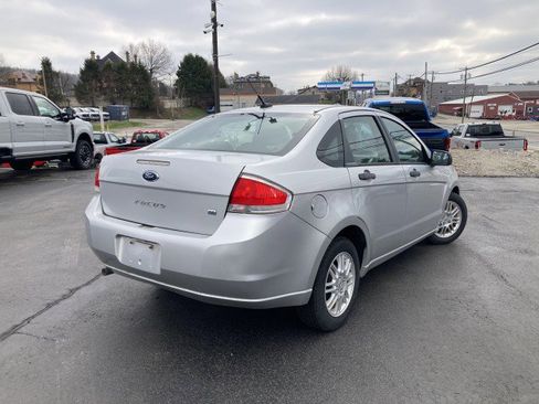 Used 2010 Ford Focus SE image 2