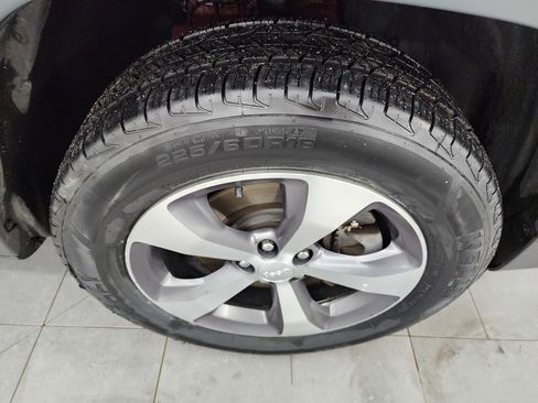 Used 2020 Jeep Cherokee Limited image 3