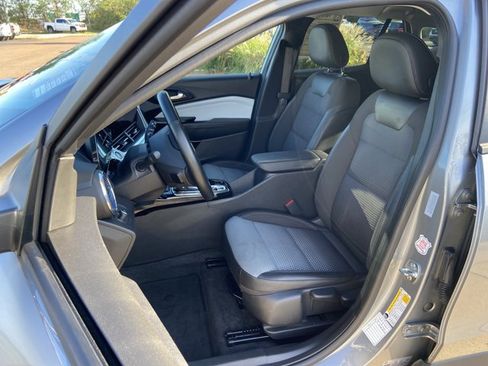 Used 2025 Chevrolet Trax LT w/ LT Convenience Package FWD image 19