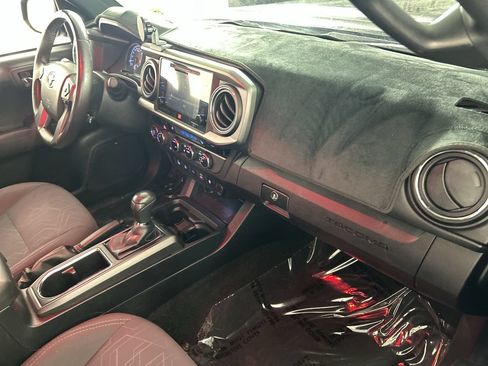 Used 2017 Toyota Tacoma TRD Sport AWD/4WD image 27