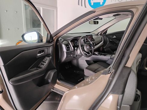 Used 2024 Nissan Rogue SV FWD image 9
