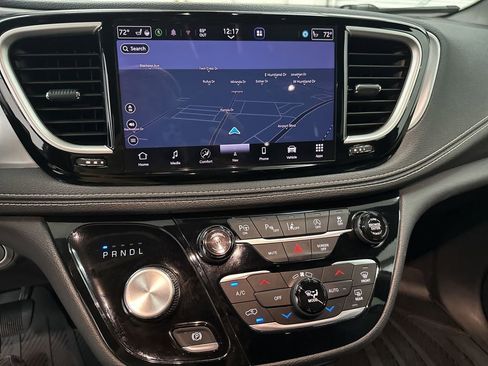 Used 2021 Chrysler Pacifica Touring-L w/ Uconnect Theater Family Group FWD image 13