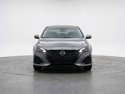 Used 2025 Nissan Altima 2.5 SV FWD image 2