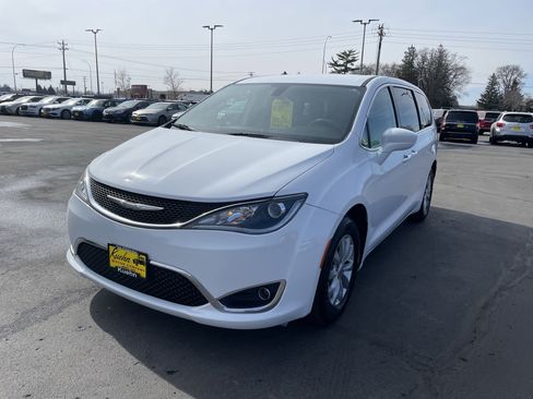 Used 2018 Chrysler Pacifica Touring Plus FWD image 4
