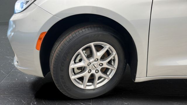 Used 2024 Chrysler Pacifica Touring-L FWD image 35