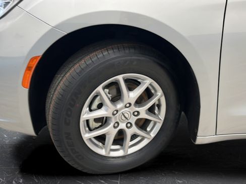 Used 2024 Chrysler Pacifica Touring-L FWD image 35