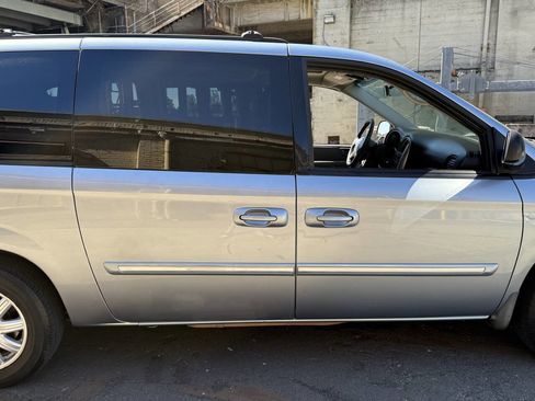 Used 2006 Chrysler Town & Country Touring image 23