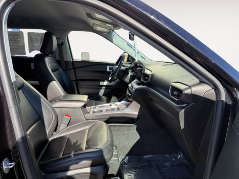 Used 2022 Ford Explorer XLT w/ Equipment Group 202A image 19