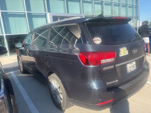 Used 2017 Kia Sedona LX w/ LX Essentials Premium Package FWD image 5