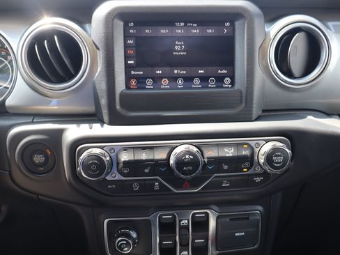 Used 2021 Jeep Wrangler Unlimited Sahara w/ LED Lighting Group AWD/4WD image 17