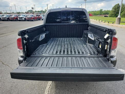 Used 2023 Toyota Tacoma TRD Off-Road w/ Technology Package AWD/4WD image 11