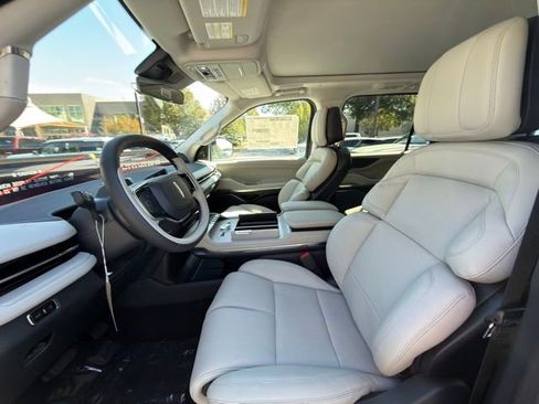 New 2025 Lincoln Navigator Reserve image 12