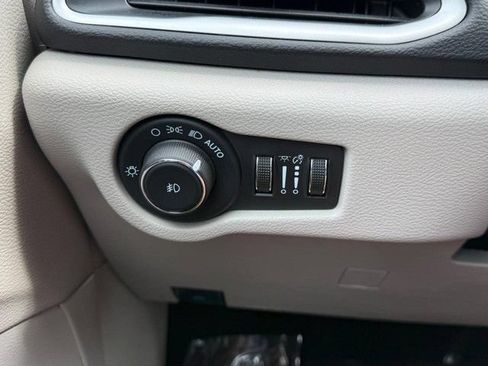 Used 2024 Chrysler Pacifica Touring-L FWD image 19