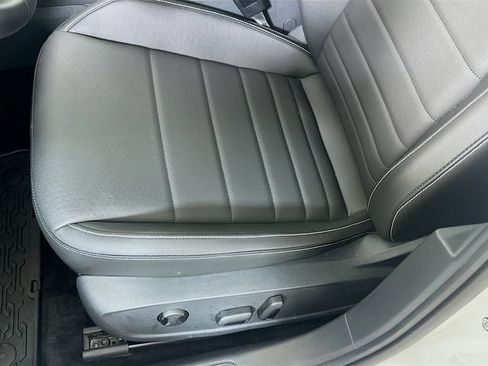 Used 2023 Volkswagen Jetta SE w/ Panoramic Sunroof Package FWD image 19