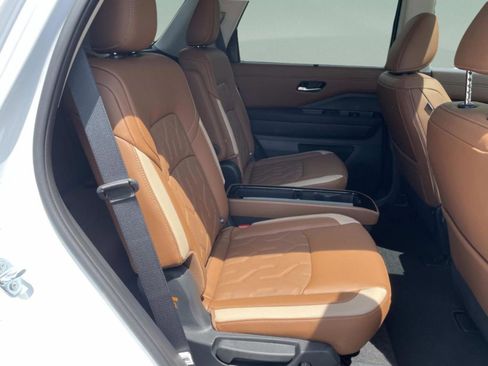 New 2026 Nissan Pathfinder Platinum FWD image 18