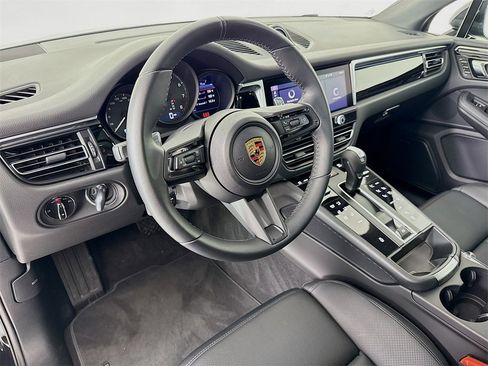 Used 2025 Porsche Macan image 4