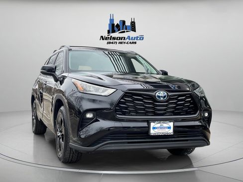 Used 2024 Toyota Highlander XLE image 2