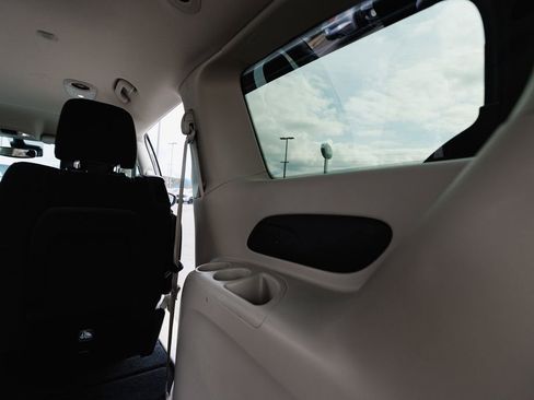 Used 2023 Chrysler Voyager LX FWD image 11