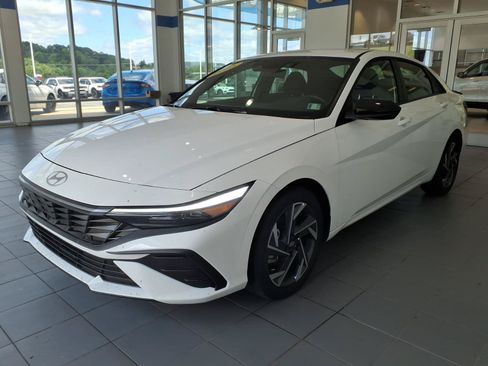 Certified 2025 Hyundai Elantra Sport w/ Cargo Package FWD image 8
