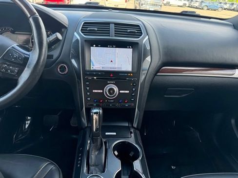 Used 2018 Ford Explorer Platinum AWD/4WD image 2