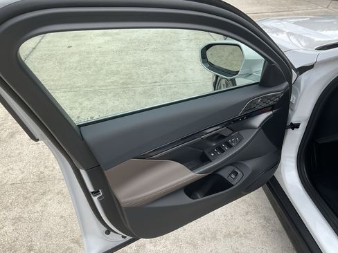Certified 2025 BMW i5 eDrive40i w/ Premium Package RWD image 9