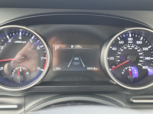 Used 2024 Kia Carnival LX FWD image 16