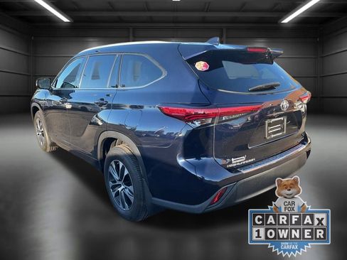 Used 2022 Toyota Highlander XLE image 3