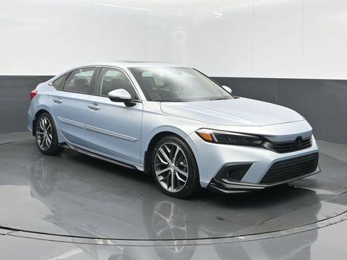 Used 2023 Honda Civic Touring image 3