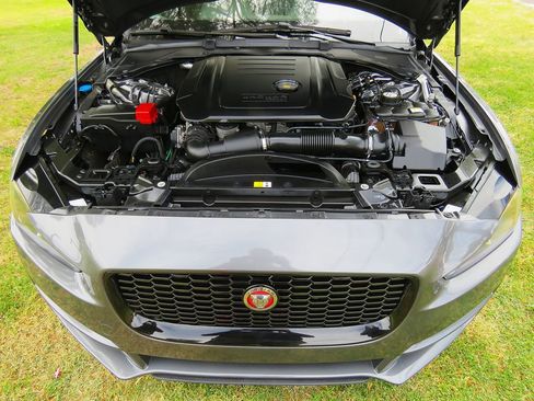 Used 2018 Jaguar XE Prestige image 13